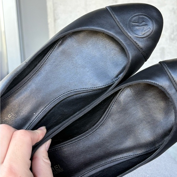 Michael Kors classic ballet flats in black with round cap toe with MK logo - Picture 7 of 10